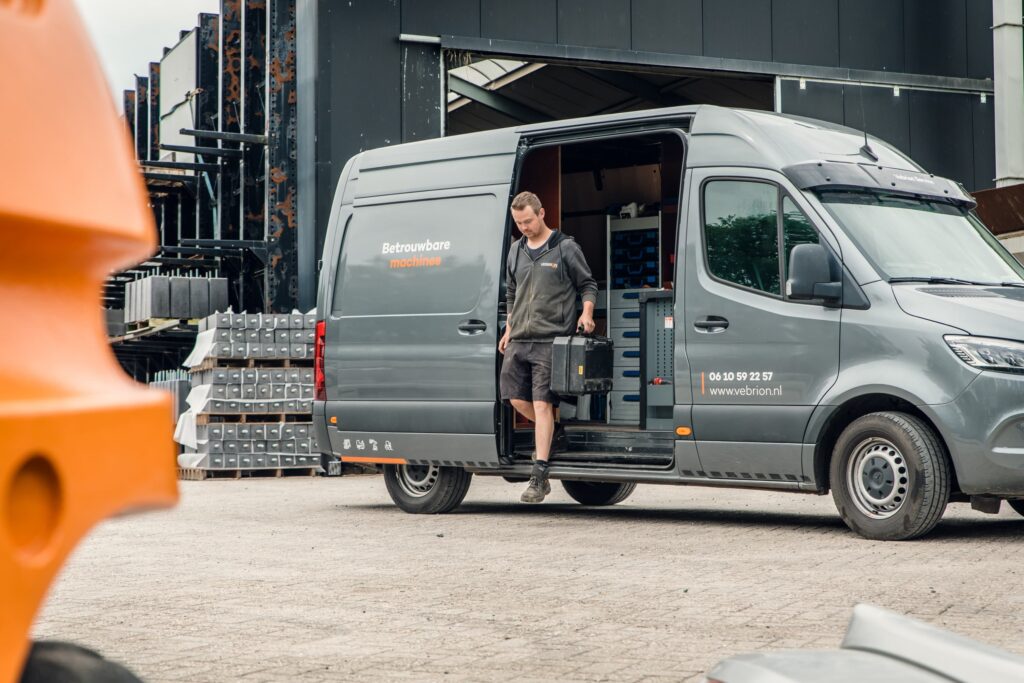Uitschuifbare hijsarmen en hijsjibs voor heftrucks, kranen en machines