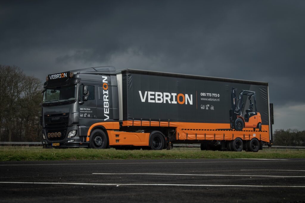 Uitschuifbare hijsarmen en hijsjibs voor heftrucks, kranen en machines